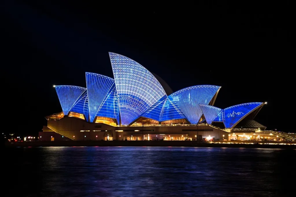 Charakterystyczna bryła Opery w Sydney wyróżniająca się na tle portowego krajobrazu Tunezji.